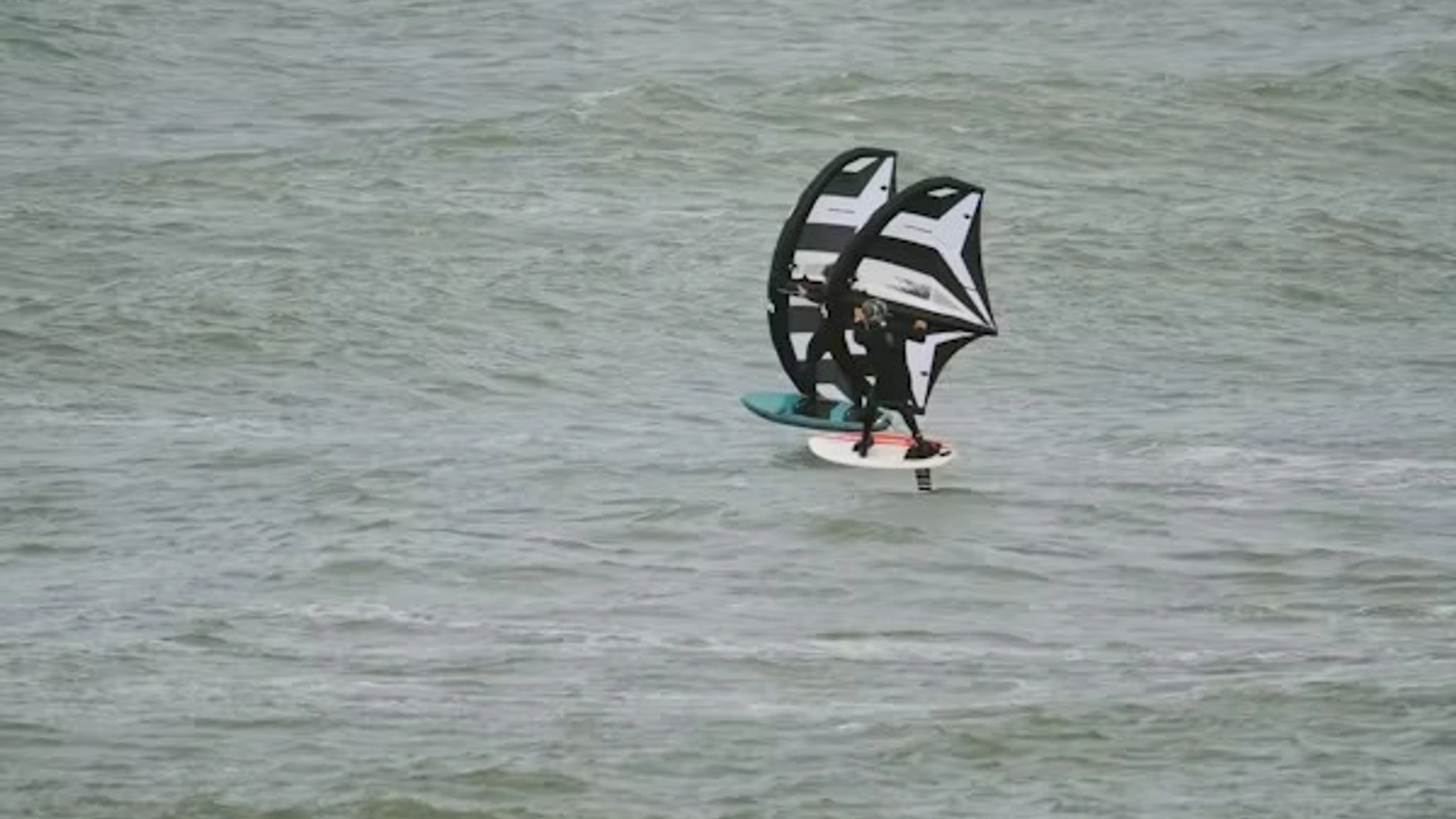 Session wingfoil — eau plate baie, matériel école — Baie d’Essaouira, 2024